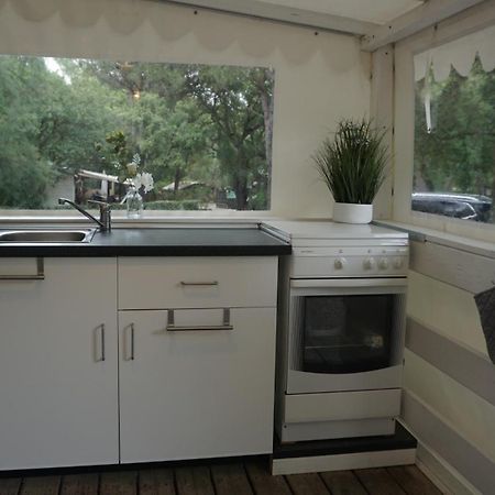 Chalets met buitenkeuken op Camping Leï Suves - JoyCasa Roquebrune-sur-Argens Buitenkant foto