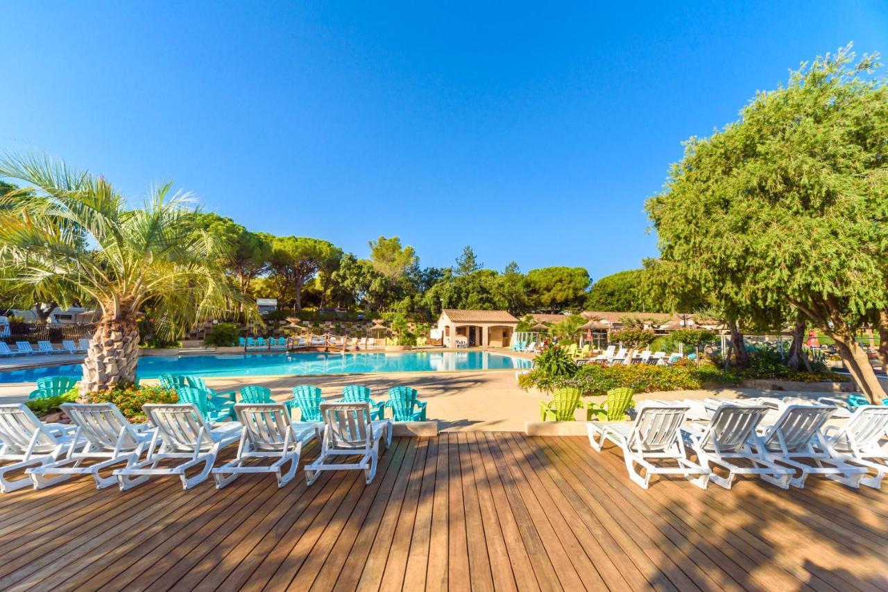 Chalets met buitenkeuken op Camping Leï Suves - JoyCasa Roquebrune-sur-Argens Buitenkant foto