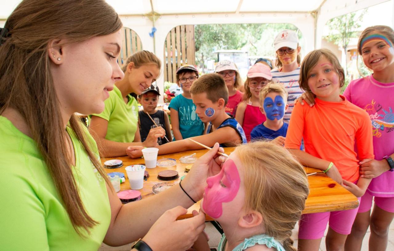 Chalets met buitenkeuken op Camping Leï Suves - JoyCasa Roquebrune-sur-Argens Buitenkant foto