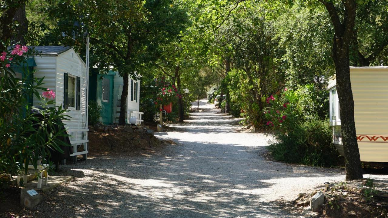 Chalets met buitenkeuken op Camping Leï Suves - JoyCasa Roquebrune-sur-Argens Buitenkant foto
