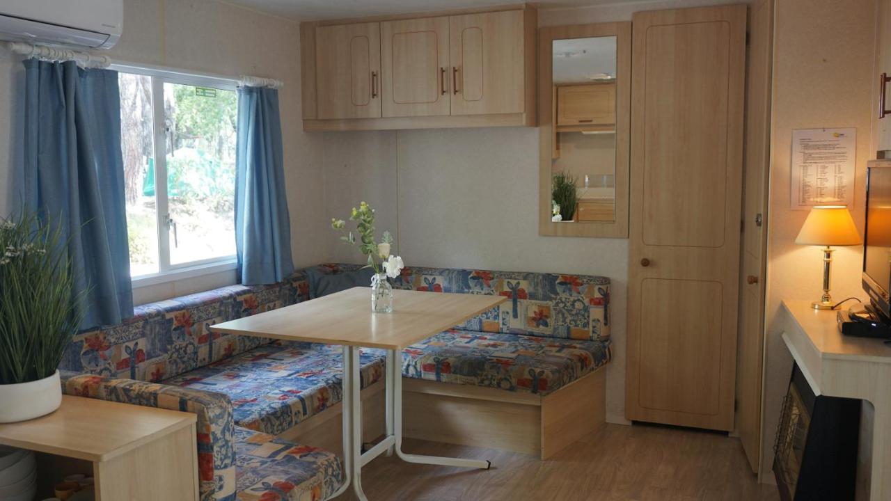 Chalets met buitenkeuken op Camping Leï Suves - JoyCasa Roquebrune-sur-Argens Buitenkant foto