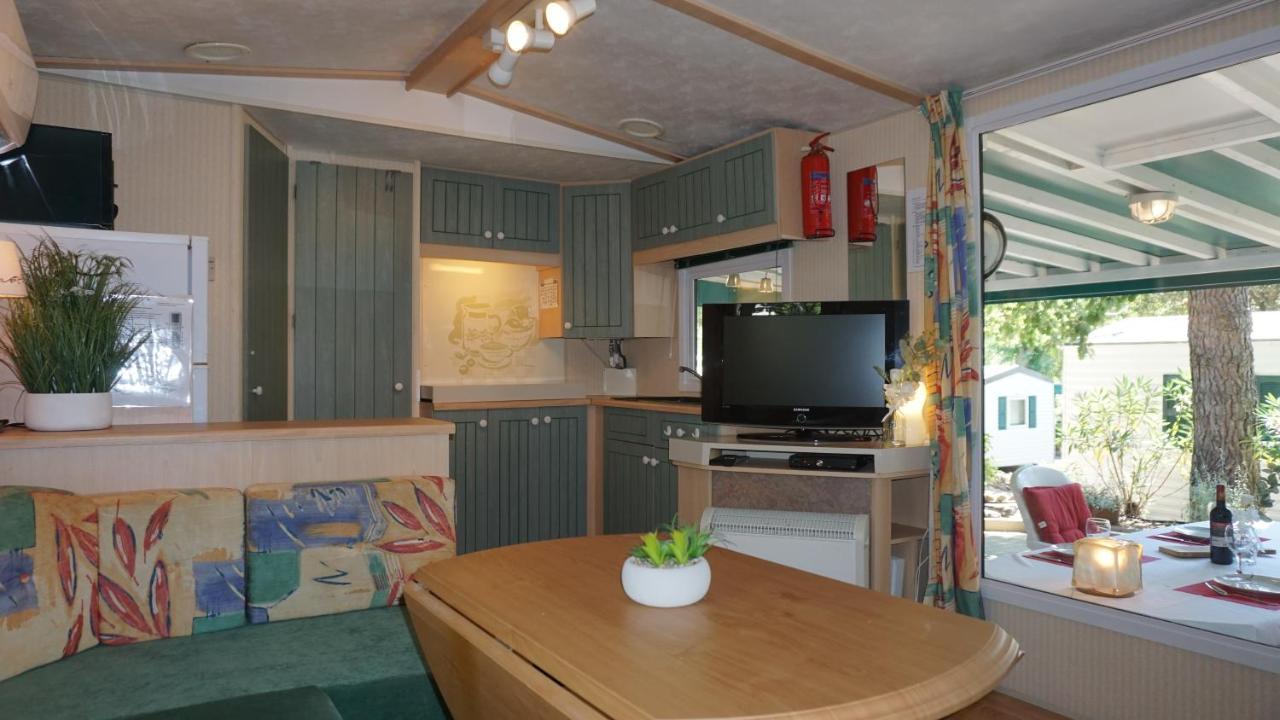 Chalets met buitenkeuken op Camping Leï Suves - JoyCasa Roquebrune-sur-Argens Buitenkant foto
