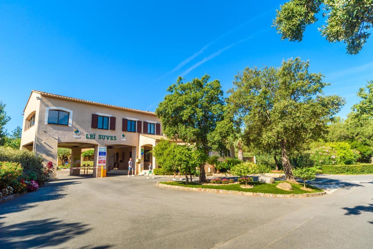 Chalets met buitenkeuken op Camping Leï Suves - JoyCasa Roquebrune-sur-Argens Buitenkant foto