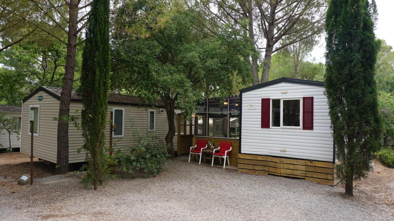 Chalets met buitenkeuken op Camping Leï Suves - JoyCasa Roquebrune-sur-Argens Buitenkant foto