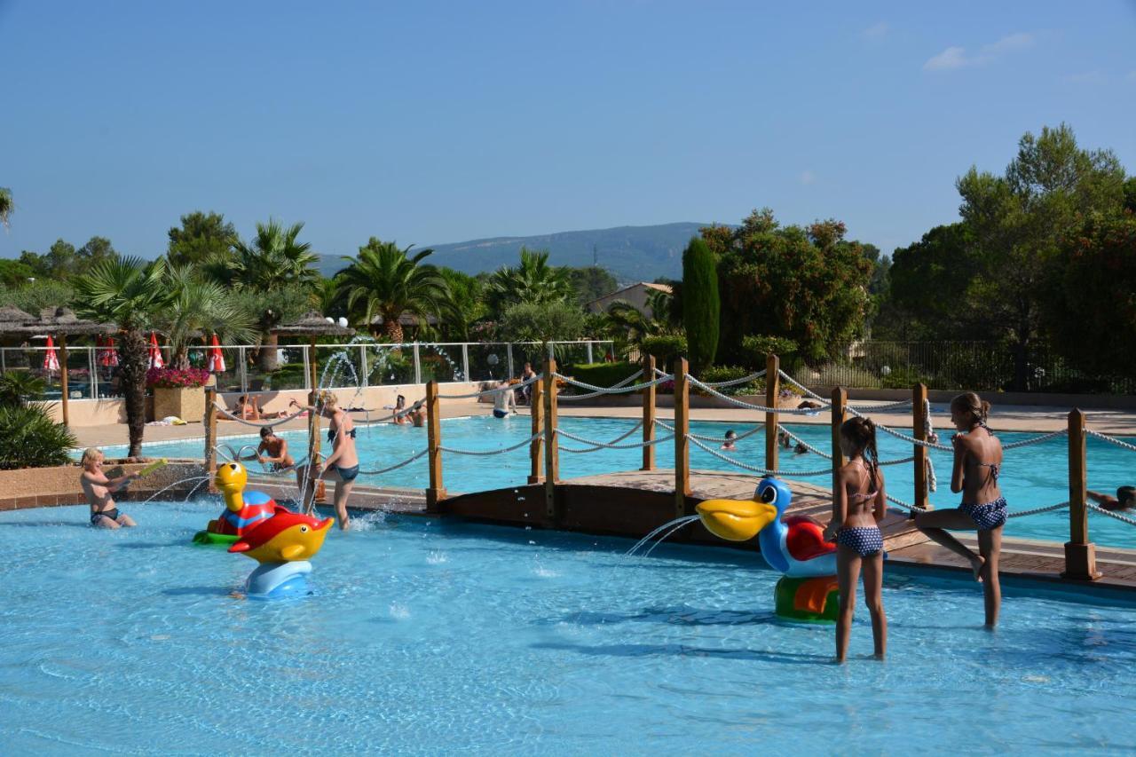Chalets met buitenkeuken op Camping Leï Suves - JoyCasa Roquebrune-sur-Argens Buitenkant foto