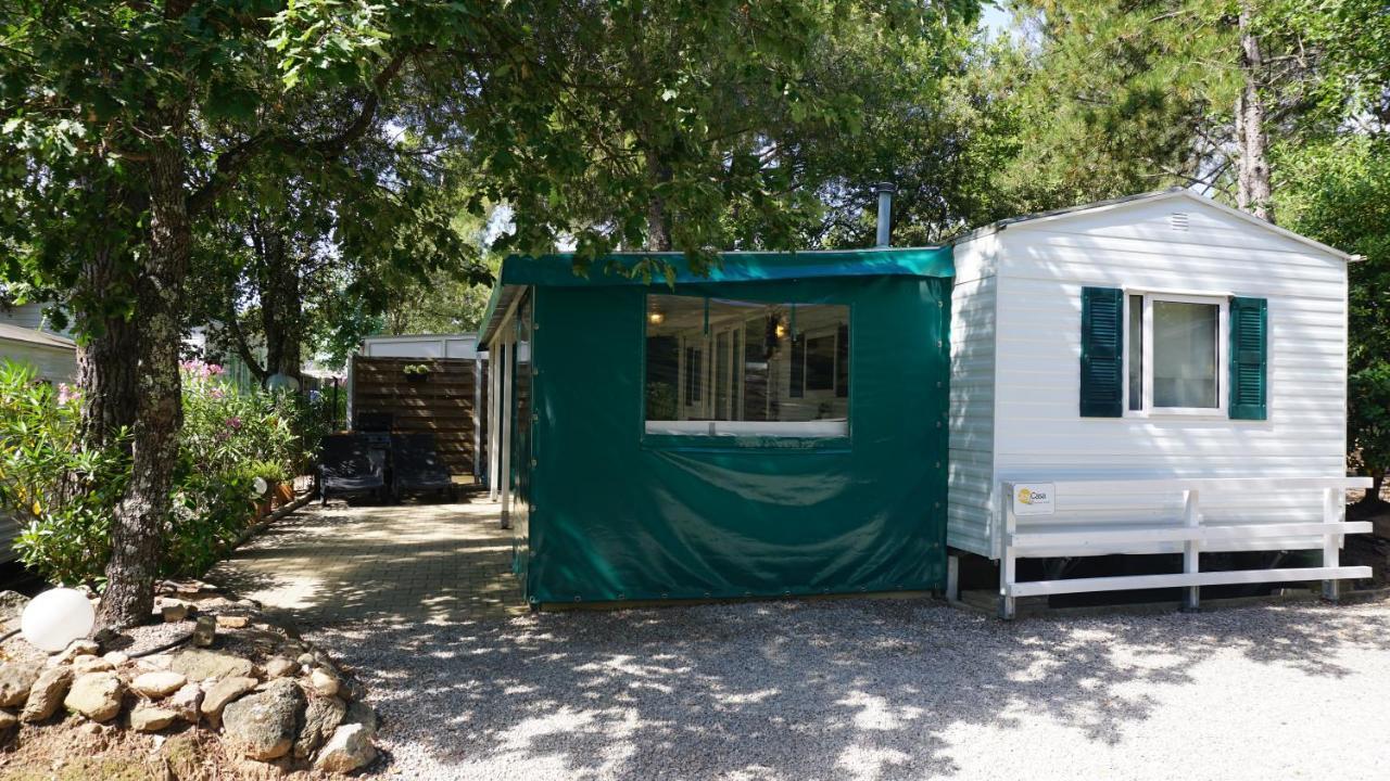 Chalets met buitenkeuken op Camping Leï Suves - JoyCasa Roquebrune-sur-Argens Buitenkant foto
