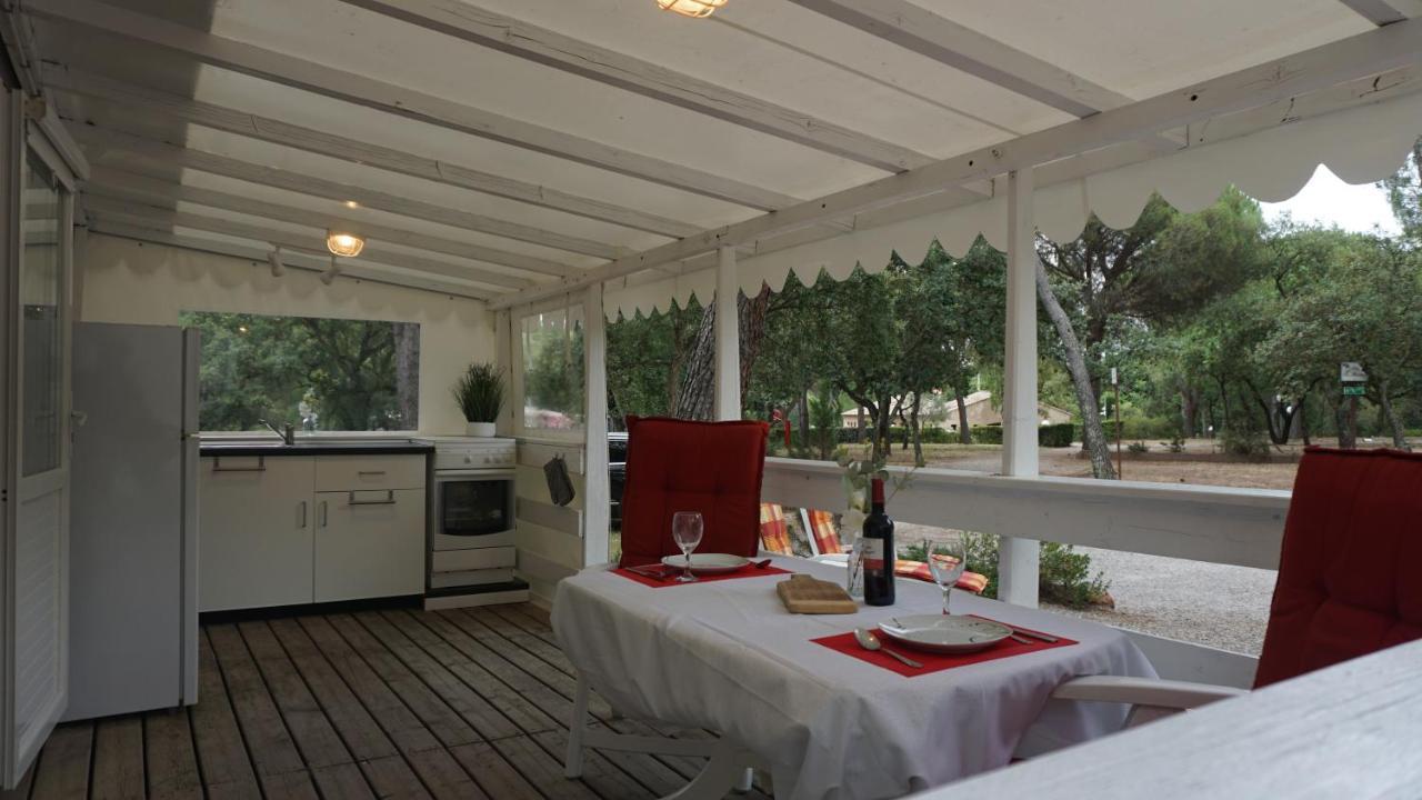 Chalets met buitenkeuken op Camping Leï Suves - JoyCasa Roquebrune-sur-Argens Buitenkant foto
