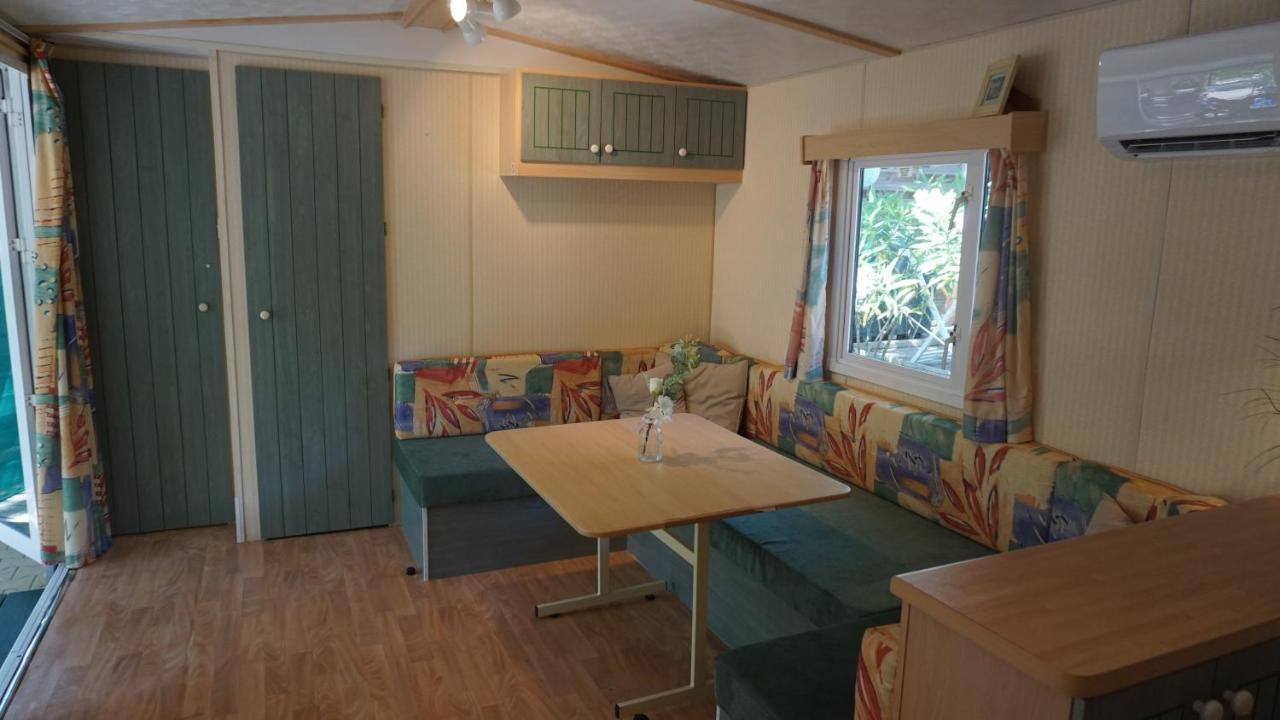 Chalets met buitenkeuken op Camping Leï Suves - JoyCasa Roquebrune-sur-Argens Buitenkant foto
