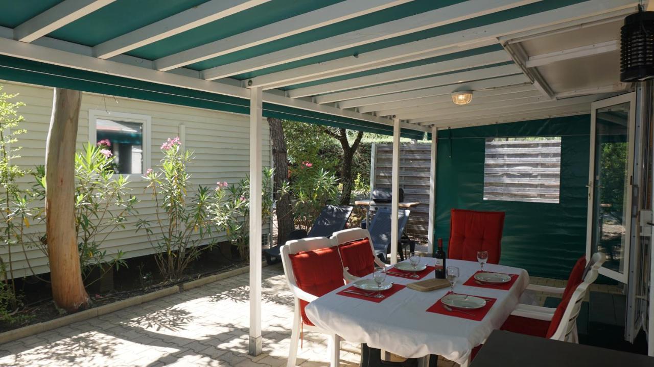 Chalets met buitenkeuken op Camping Leï Suves - JoyCasa Roquebrune-sur-Argens Buitenkant foto