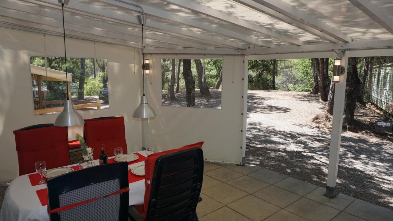 Chalets met buitenkeuken op Camping Leï Suves - JoyCasa Roquebrune-sur-Argens Buitenkant foto