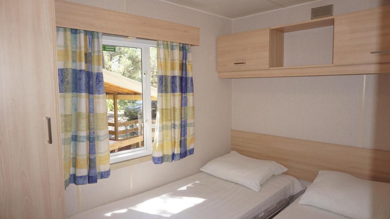 Chalets met buitenkeuken op Camping Leï Suves - JoyCasa Roquebrune-sur-Argens Buitenkant foto