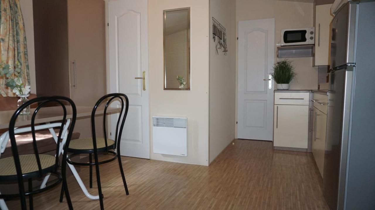 Chalets met buitenkeuken op Camping Leï Suves - JoyCasa Roquebrune-sur-Argens Buitenkant foto