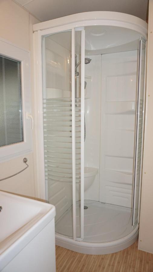 Chalets met buitenkeuken op Camping Leï Suves - JoyCasa Roquebrune-sur-Argens Buitenkant foto