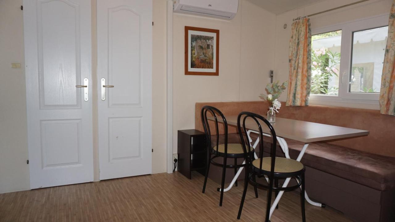 Chalets met buitenkeuken op Camping Leï Suves - JoyCasa Roquebrune-sur-Argens Buitenkant foto