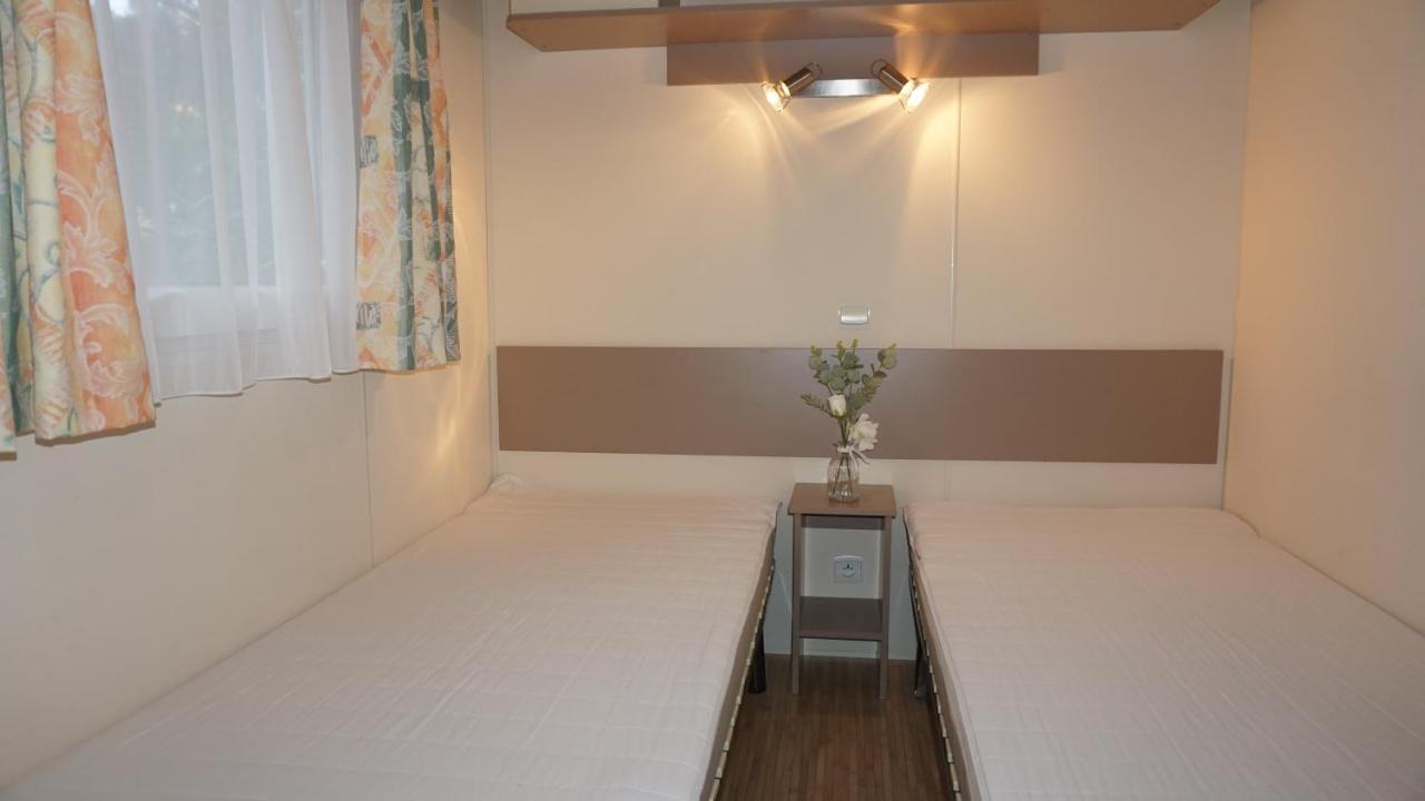 Chalets met buitenkeuken op Camping Leï Suves - JoyCasa Roquebrune-sur-Argens Buitenkant foto