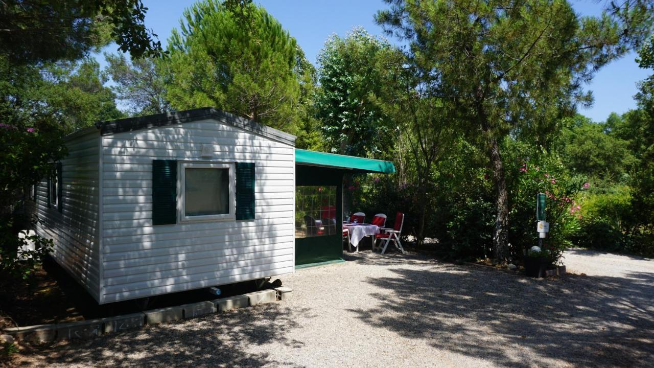 Chalets met buitenkeuken op Camping Leï Suves - JoyCasa Roquebrune-sur-Argens Buitenkant foto