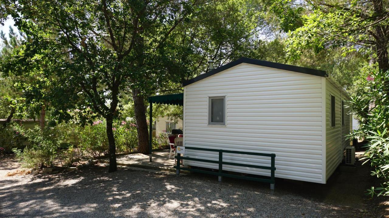 Chalets met buitenkeuken op Camping Leï Suves - JoyCasa Roquebrune-sur-Argens Buitenkant foto