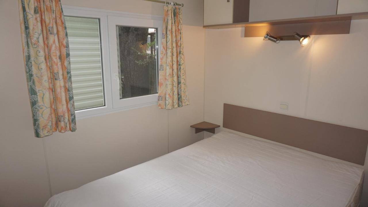 Chalets met buitenkeuken op Camping Leï Suves - JoyCasa Roquebrune-sur-Argens Buitenkant foto