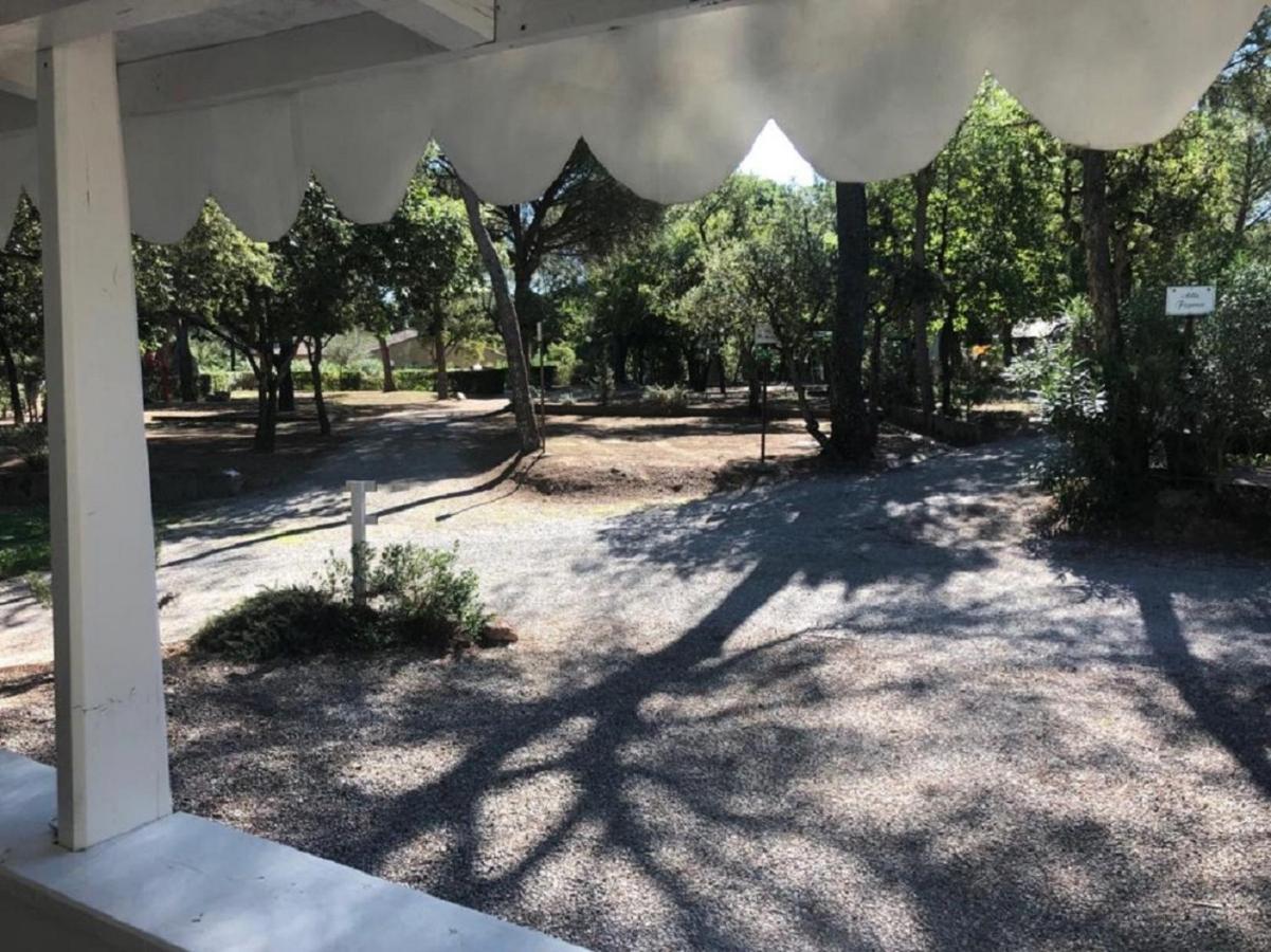 Chalets met buitenkeuken op Camping Leï Suves - JoyCasa Roquebrune-sur-Argens Buitenkant foto