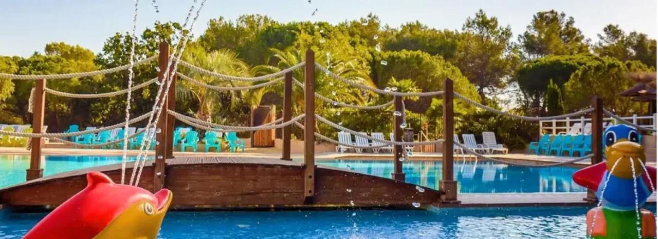 Chalets met buitenkeuken op Camping Leï Suves - JoyCasa Roquebrune-sur-Argens Buitenkant foto