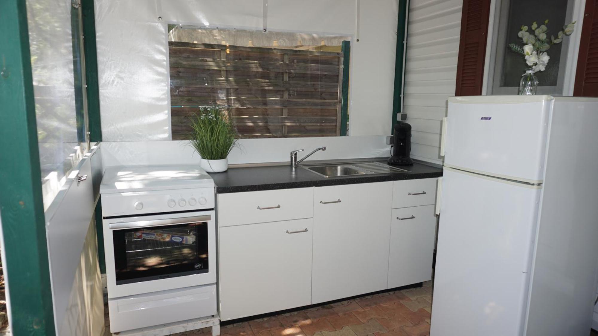 Chalets met buitenkeuken op Camping Leï Suves - JoyCasa Roquebrune-sur-Argens Kamer foto