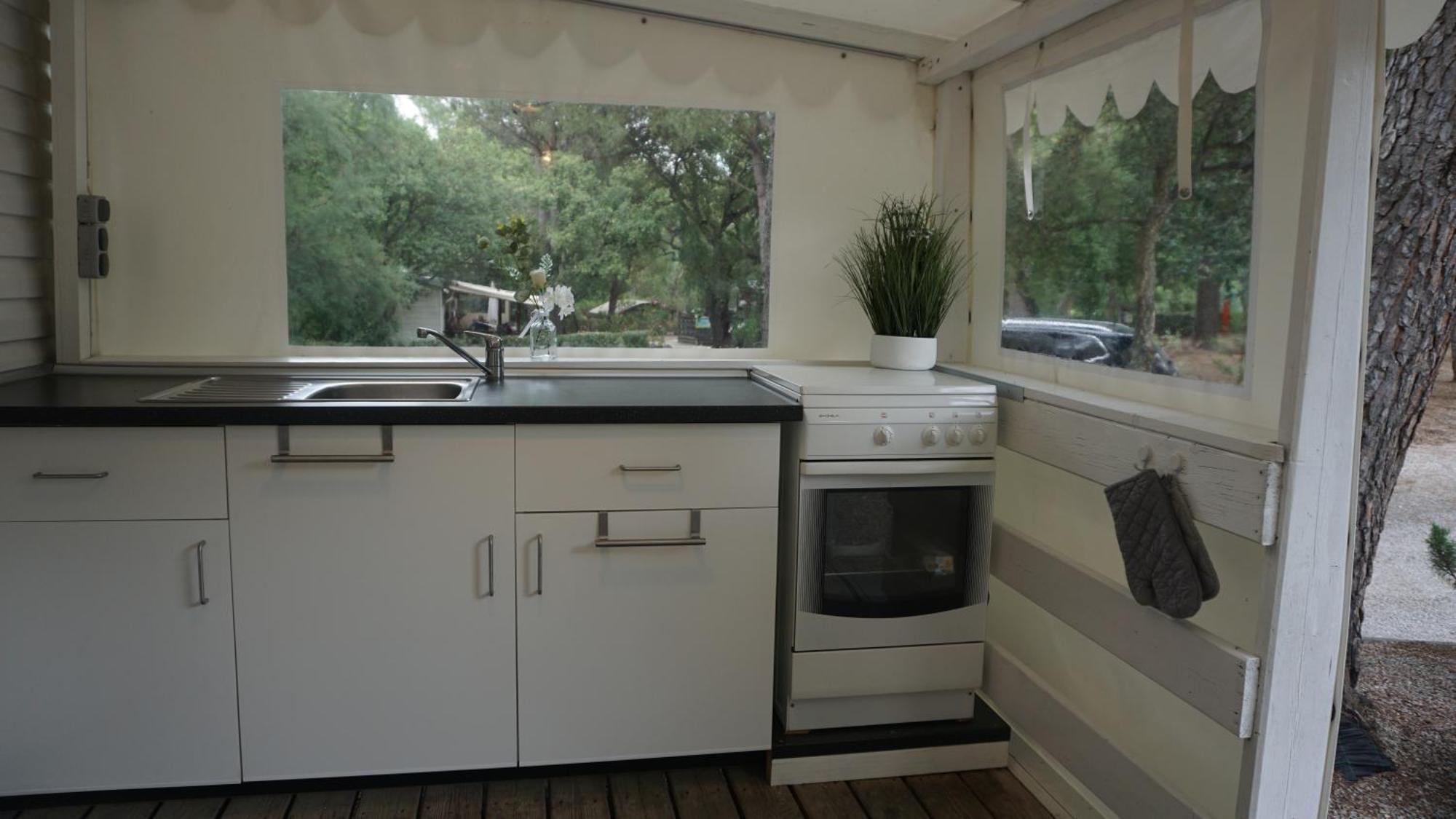 Chalets met buitenkeuken op Camping Leï Suves - JoyCasa Roquebrune-sur-Argens Buitenkant foto