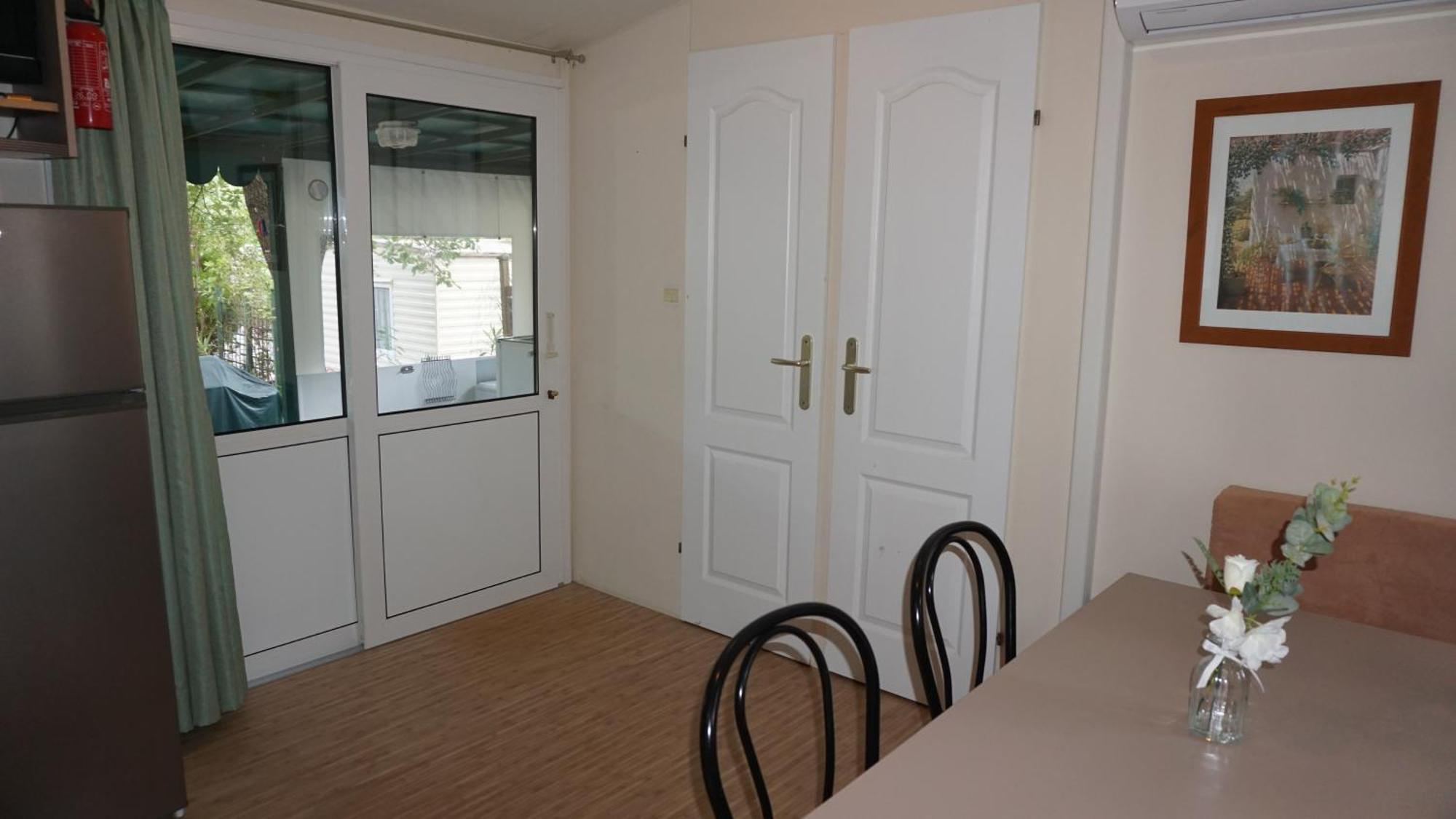 Chalets met buitenkeuken op Camping Leï Suves - JoyCasa Roquebrune-sur-Argens Kamer foto