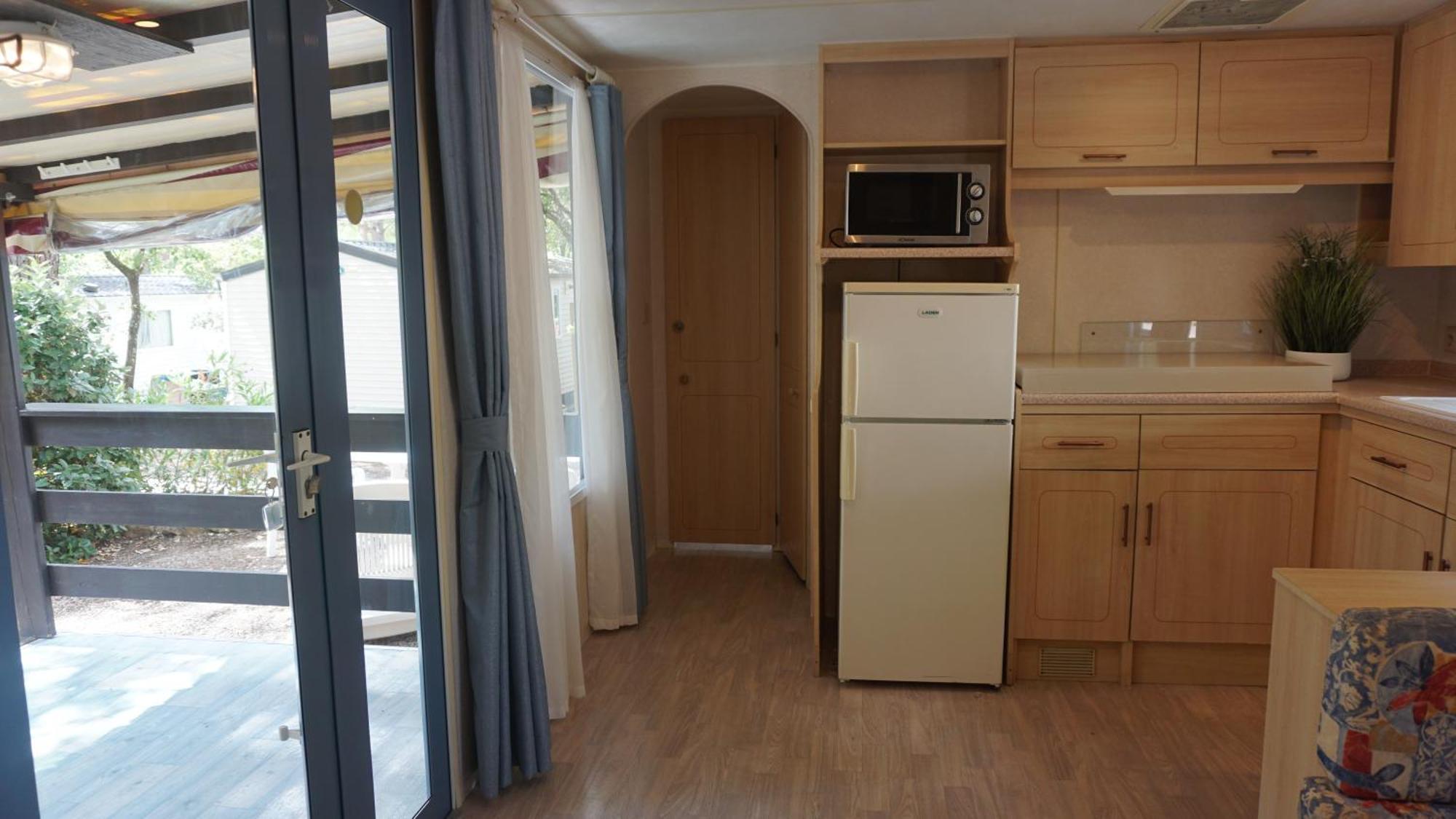 Chalets met buitenkeuken op Camping Leï Suves - JoyCasa Roquebrune-sur-Argens Kamer foto