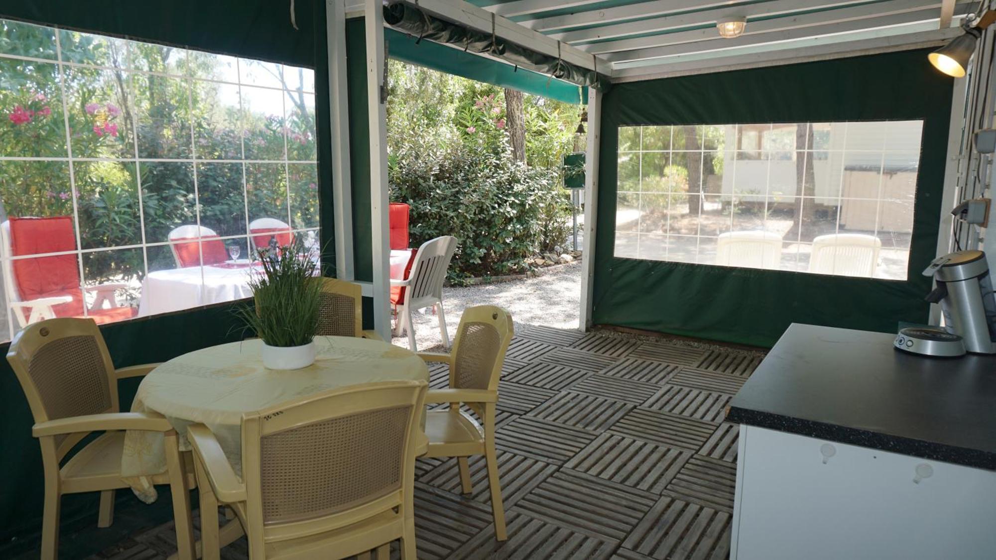 Chalets met buitenkeuken op Camping Leï Suves - JoyCasa Roquebrune-sur-Argens Kamer foto