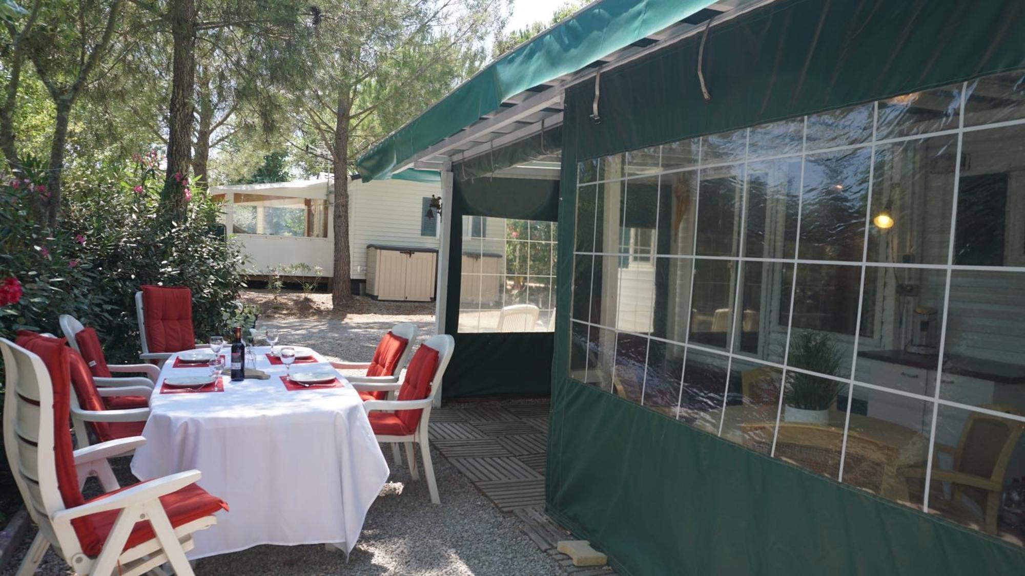 Chalets met buitenkeuken op Camping Leï Suves - JoyCasa Roquebrune-sur-Argens Kamer foto