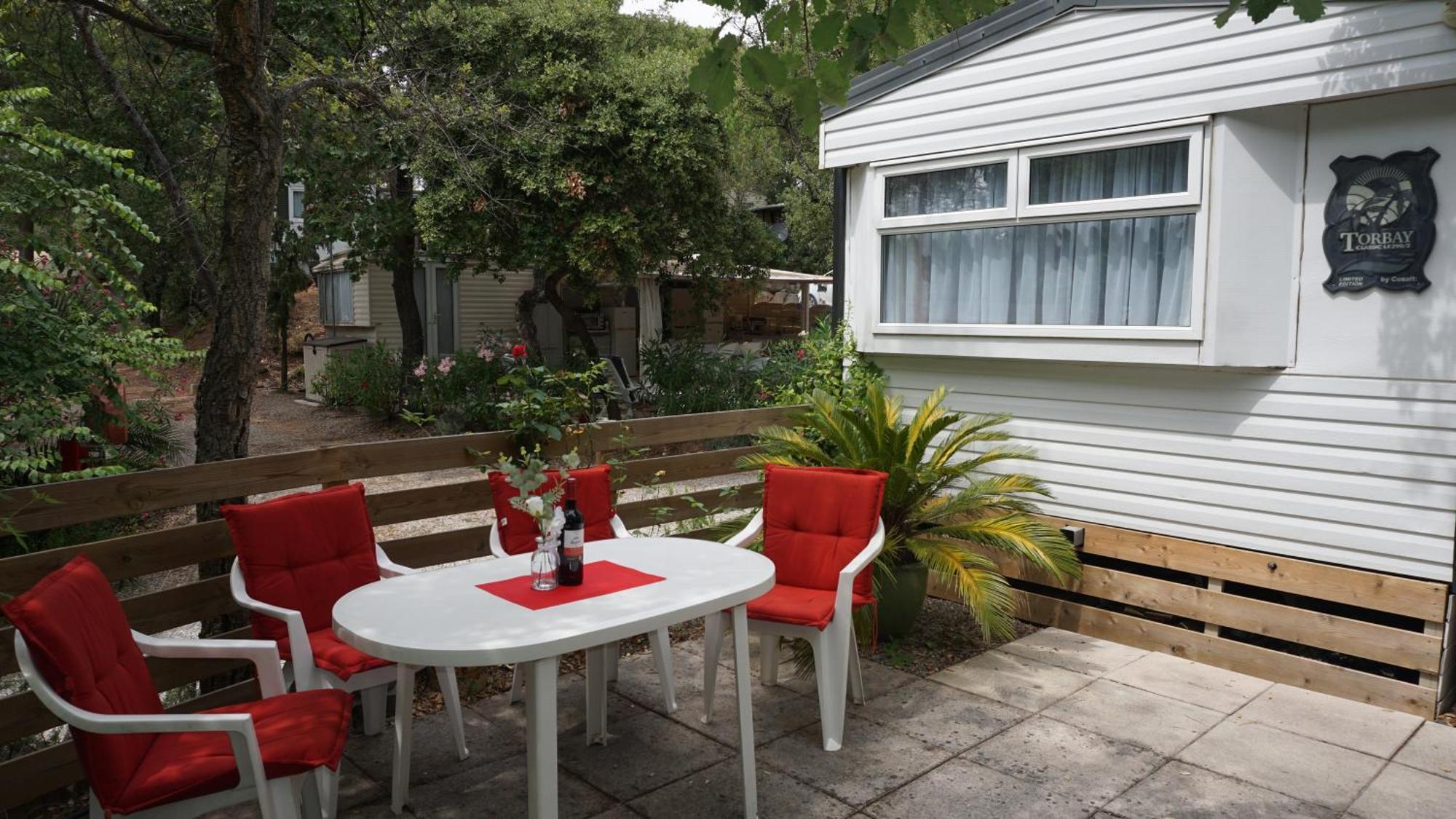 Chalets met buitenkeuken op Camping Leï Suves - JoyCasa Roquebrune-sur-Argens Kamer foto