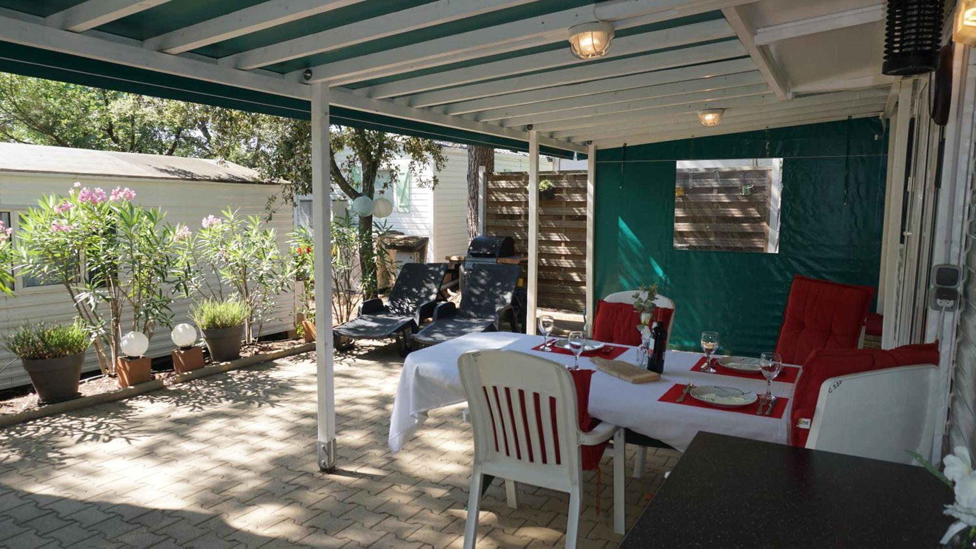 Chalets met buitenkeuken op Camping Leï Suves - JoyCasa Roquebrune-sur-Argens Kamer foto
