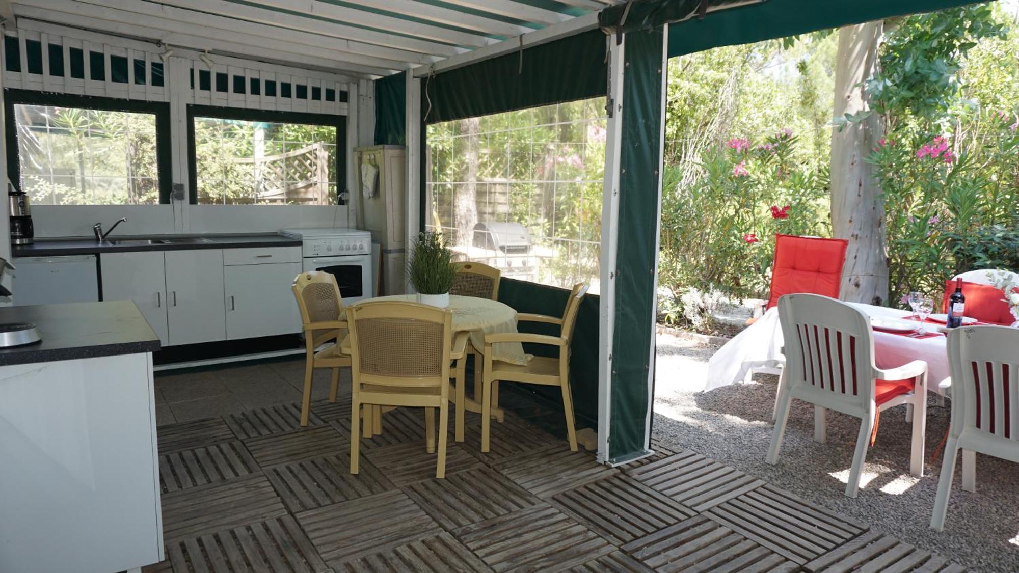 Chalets met buitenkeuken op Camping Leï Suves - JoyCasa Roquebrune-sur-Argens Kamer foto
