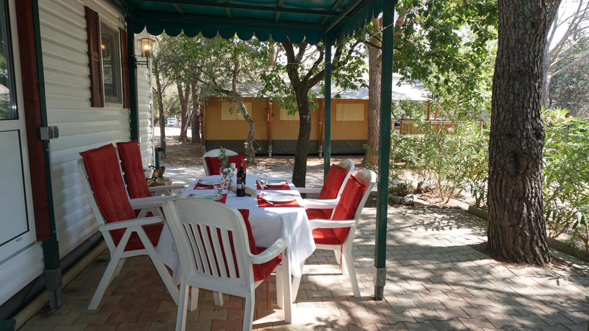 Chalets met buitenkeuken op Camping Leï Suves - JoyCasa Roquebrune-sur-Argens Kamer foto
