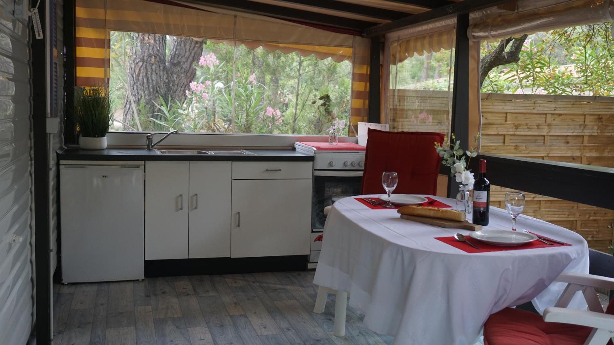 Chalets met buitenkeuken op Camping Leï Suves - JoyCasa Roquebrune-sur-Argens Kamer foto