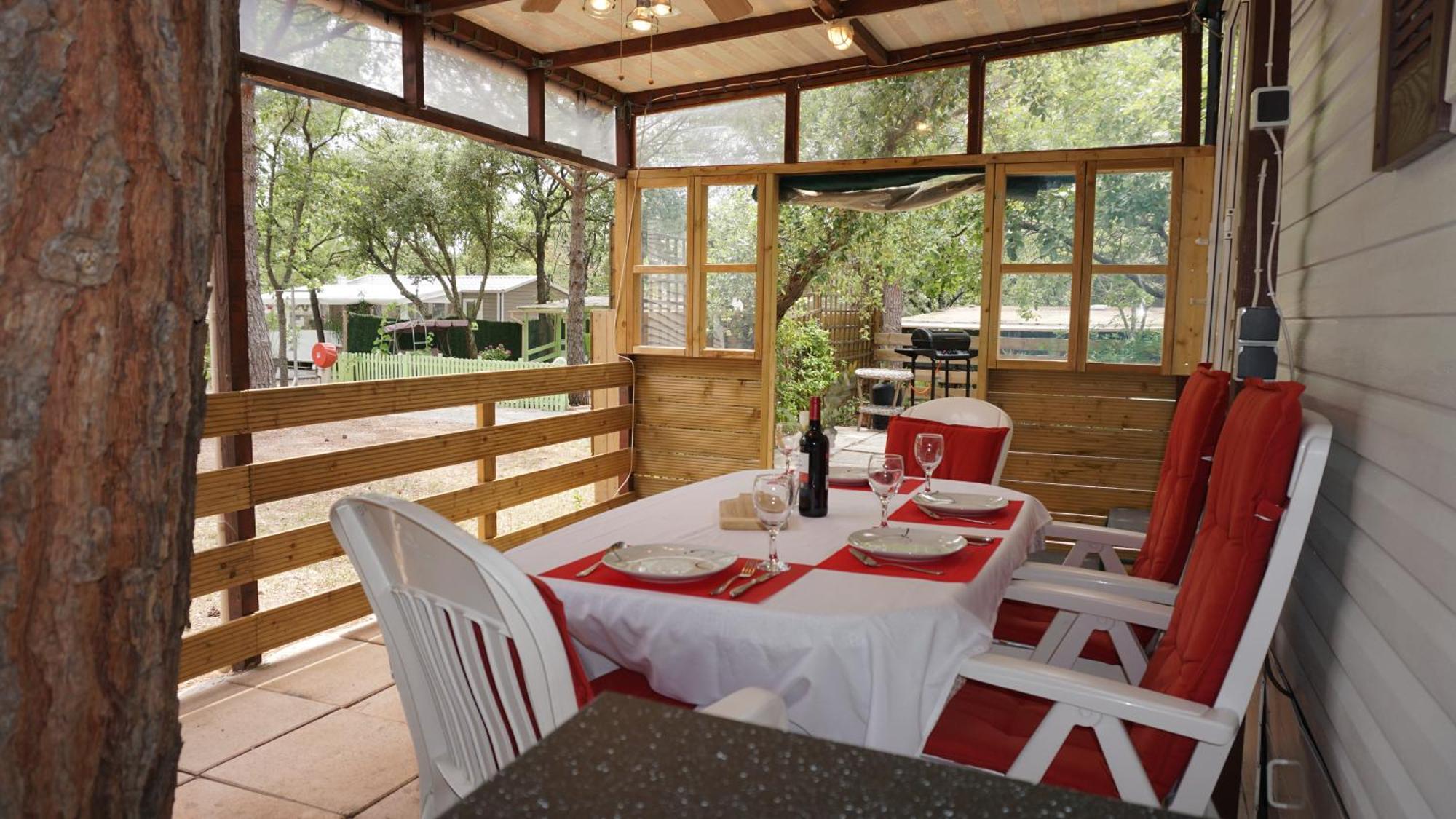 Chalets met buitenkeuken op Camping Leï Suves - JoyCasa Roquebrune-sur-Argens Kamer foto